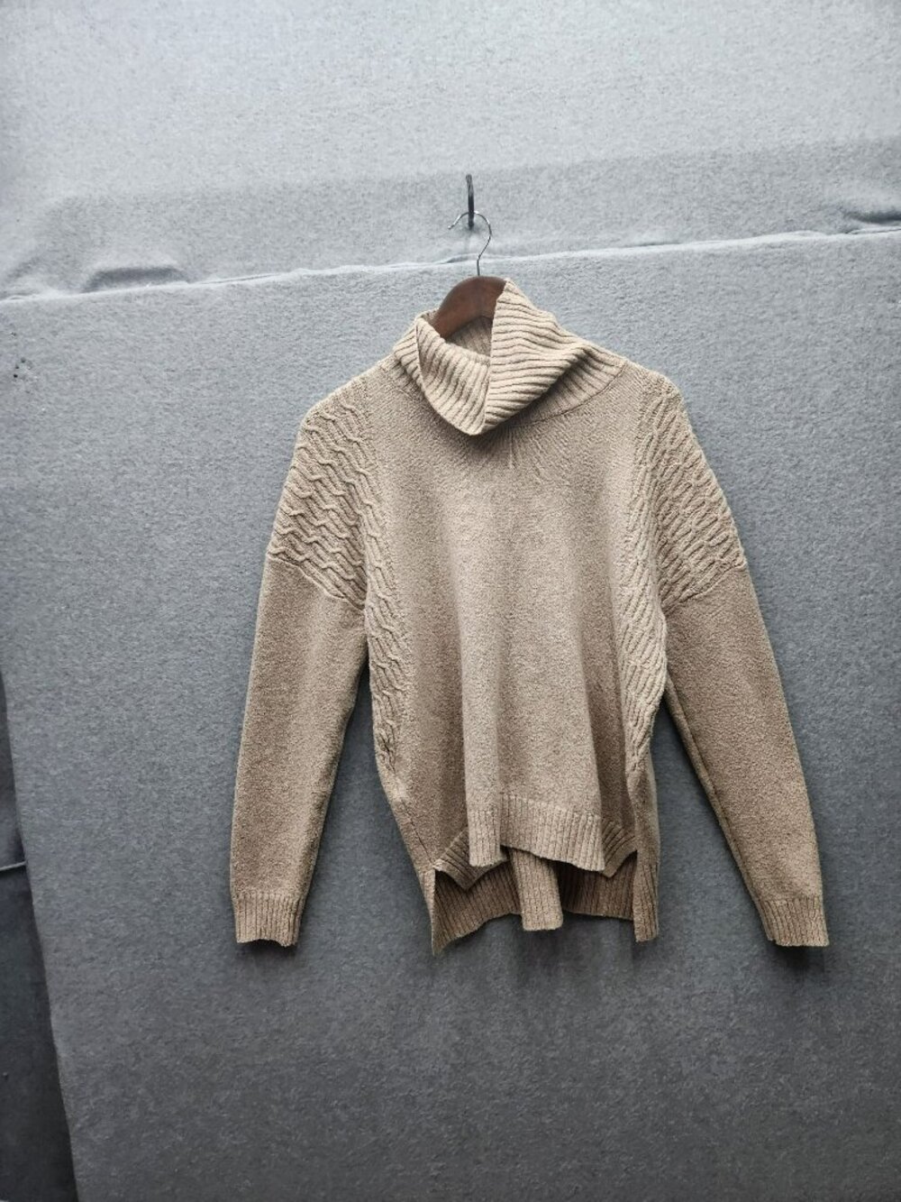 Evolution By Express Gold Textured Turtleneck Sweater XL 100% Polyester‎ Womens